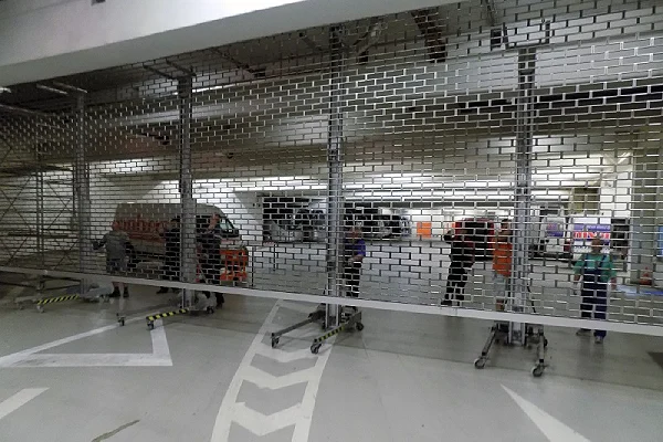 instalace rolovací mříže pomocí zvedáků
