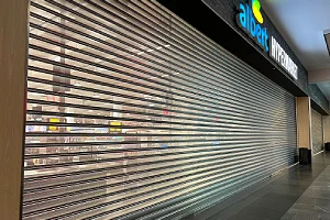 rolovací mříže před pokladnami v hypermarketu - s mikroperforací - typ Monako