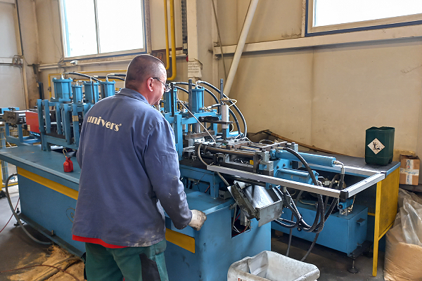 výroba komponentů pro rolovací mříže na výrobním stroji spojek